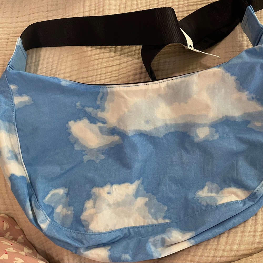 NWT Baggu Medium Nylon Crescent Bag Clouds